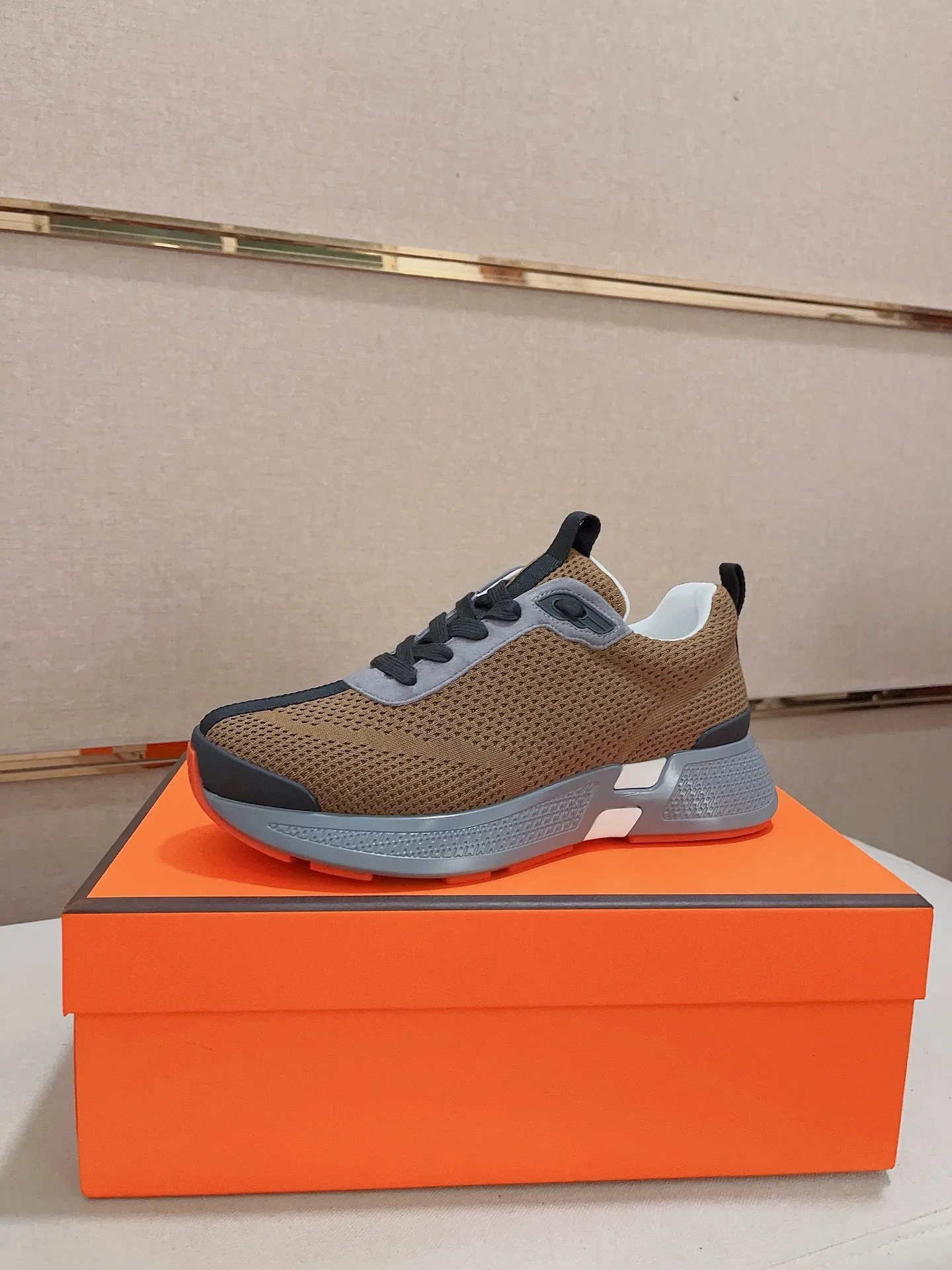 Factory price: 540💰《HERMES》【Classic Original Version】Hermès; Top 🔝 Purchasing Agency 🔍🔍Men's latest 🇺🇸 counters are on sale simultaneously, original imported from Italy ▲▲Silk cowhide with breathable fabric ▲▲ (high-end and expensive Qi·Grade) Exquisite workmanship (Italian 🇮🇹Imported water-dyed 🐂cowhide lining) Sole: Original sole provided by the original factory, ⚠️Exclusive double-layer activity·TPR·Rubber·Combined molded outsole; Super·comfortable·wear-resistant·non-slip·environmental protection The real thing is more beautiful if you take the real thing (high quality, follow the order), you can enter and exit the counter at will * Number of yards: 38·39·40·41·42·43·44# (can be customized 45.)